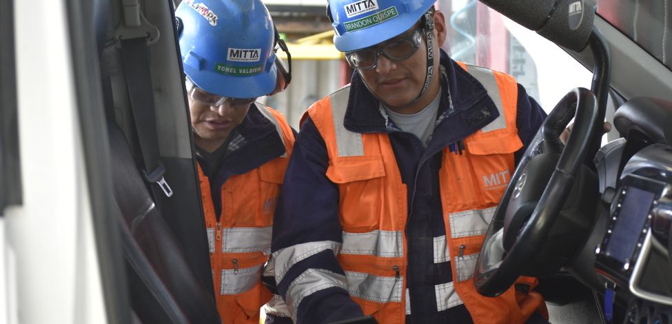 En este artículo aprenderemos las diferencias y beneficios entre el renting vehicular y el leasing.